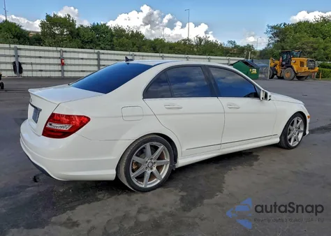 2014 Mercedes-Benz C 250 z USA, uszkodzony, nr VIN WDDGF4HB5EA961002